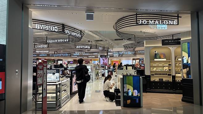 인천공항 제2여객터미널 내 신세계 존. 매장이 곡선 형태로 배열되어 있는 점이 특징이다. 신현주 기자