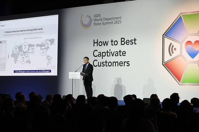 ‘K-뷰티의 두 번째 물결’의 연사자로 나선 김승환 아모레퍼시픽 대표 [롯데백화점 제공]