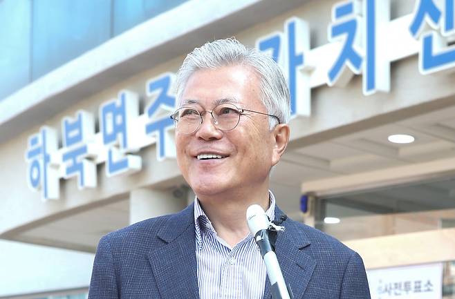 문재인 전 대통령이 21대 대선 사전투표 첫날인 29일 오전 경남 양산시 하북면 주민자치센터에 마련된 사전투표소에서 투표 후 취재진 질문을 경청하고 있다. [연합]
