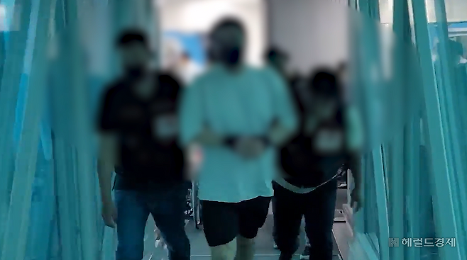23일 인천국제공항을 통해 강제송환된 마약유통범 A씨가 비행기에서 내려 입국심사장으로 걸어가고 있다. [경기남부경찰청 제공]
