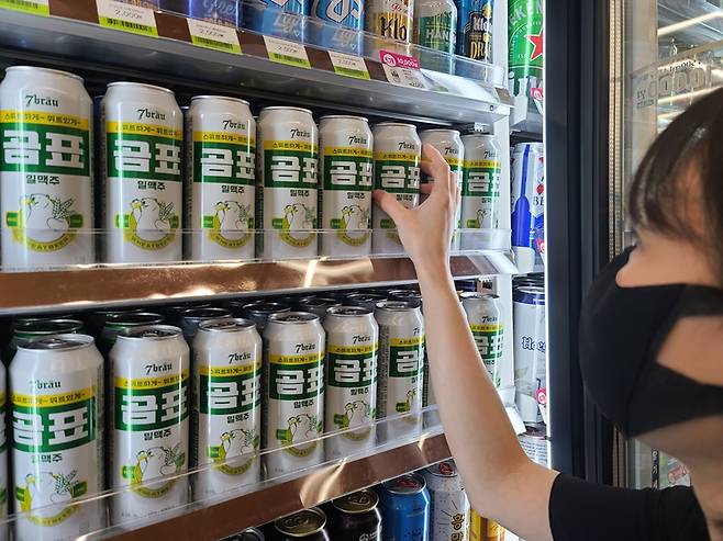 2020년 세븐브로이맥주가 대한제분, CU와 협업해 출시한 ‘곰표 밀맥주’ [BGF리테일 제공]