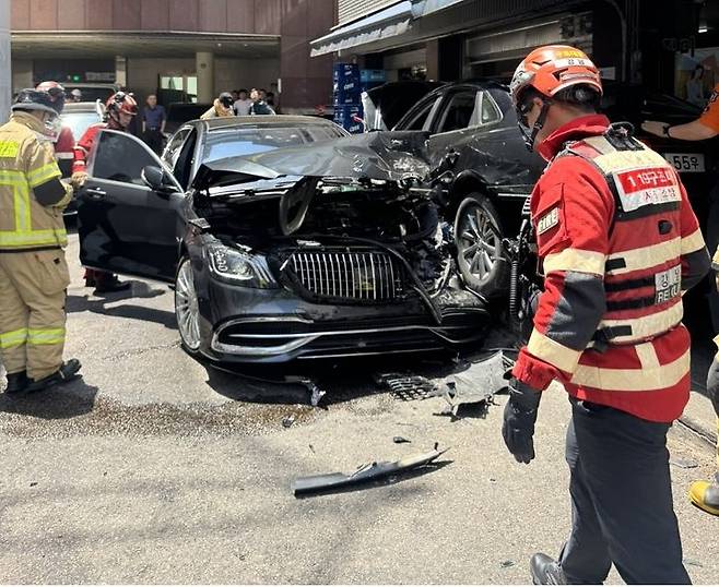 12일 오후 서울 강남구 논현동에서 80대 여성이 몰던 승용차가 식당으로 돌진한 사고가 발생했다. [강남소방서 제공]