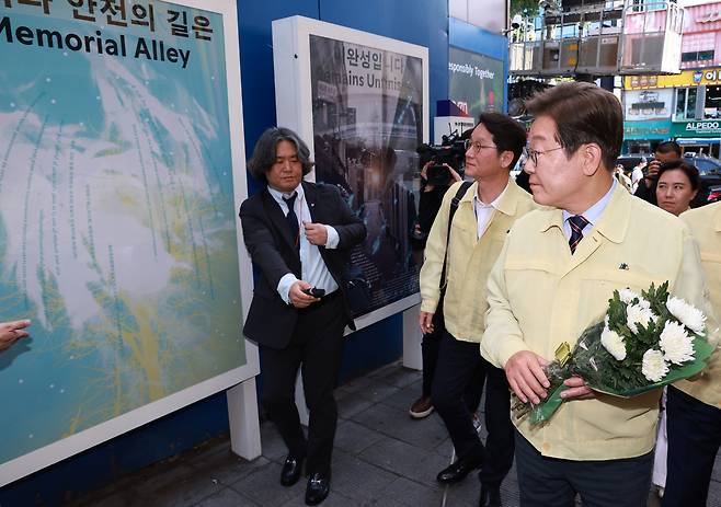 이재명 대통령이 12일 서울 용산구 이태원 참사 현장 ‘10·29 기억과 안전의 길’에서 헌화를 위해 이동하고 있다. [연합]