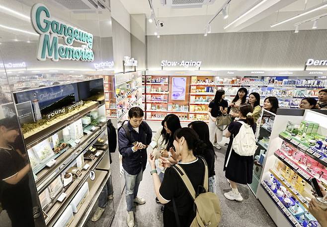 [서울=뉴시스] CJ올리브영(올리브영)이 강원 강릉시 대표 전통 상권인 중앙시장 인근에 463㎡(약 140평) 규모의 복층 매장 '강릉타운'을 공식 오픈한다고 12일 밝혔다. (사진=올리브영 제공) *재판매 및 DB 금지