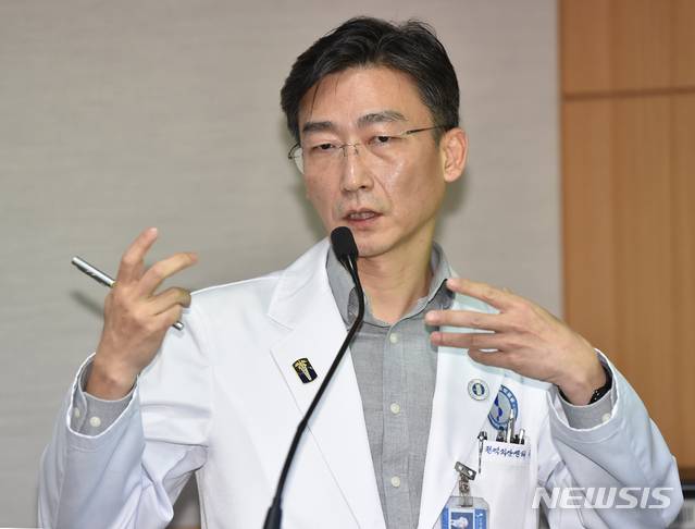 [수원=뉴시스] 김종택 기자 = 아주대병원과의 갈등으로 외상센터장을 사임한 이국종 교수가 5일 오전 경기 수원시 아주대병원에서 취재진에게 외상센터 운영에 대해 설명하고 있다. 2020.02.05. semail3778@naver.com