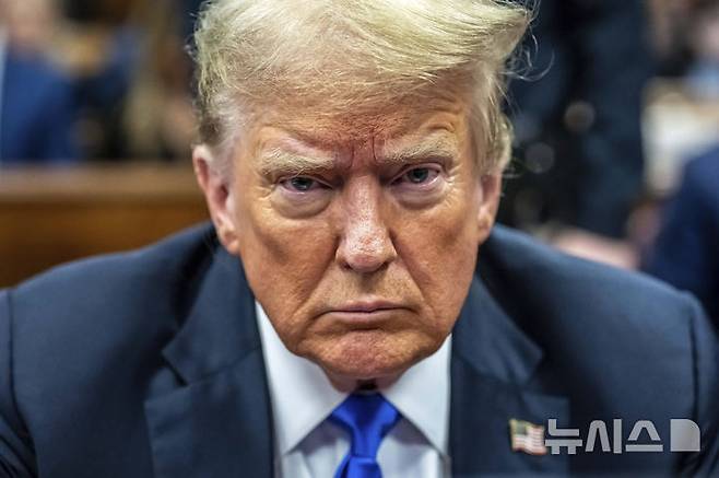 [뉴욕=AP/뉴시스] 11일(현지 시간) 월스트리트저널에 따르면 미 재무부는 무역 상대국에 고강도 관세 부과 이후인 지난 4월 156억 달러(약 21조3500억원)의 세금을 징수한 데 이어 5월 220억 달러(약 30조원)를 거둬들였다.  사진은 도널드 트럼프 미 대통령. 2025.06.12.