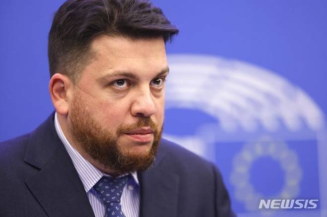 [스트라스부르=AP/뉴시스] 러시아 야권 운동가 레오니트 볼코프가 러시아 대선을 사흘 앞둔 12일(현지시간) 리투아니아 자택 인근에서 망치 피습됐다. 그는 지난달 옥중 돌연사한 알렉세이 나발니의 최측근이며, 이번 러시아 대선을 "푸틴의 대중적 지지를 과시하기 위한 서커스"라고 비난한 바 있다. 사진은 2021년 12월15일 볼코프가 프랑스 스트라스부르에 있는 유럽의회를 바라보고 있는 모습. 2024.03.13.