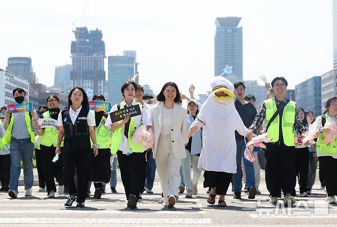 [서울=뉴시스] 고승민 기자 = 12일 서울 여의도 국회에서 열린 진보당 손솔 의원 등원식에서 손 의원과 청년 참석자들이 함께 퍼포먼스를 하고 있다. 2025.06.12. kkssmm99@newsis.com