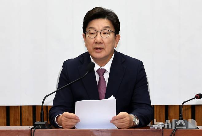 [서울=뉴시스] 조성우 기자 = 권성동 국민의힘 원내대표가 지난 10일 오전 서울 여의도 국회에서 열린 원내대책회의에서 발언하고 있다. 2025.06.10. xconfind@newsis.com