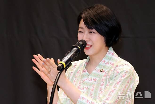 [서울=뉴시스] 조성봉 기자= 배현진 국민의힘 의원이 28일 오후 서울 여의도 국회 의원회관 대강당에서 열린 '대한민국 무용의 새로운 도약, 무용진흥법 제정 공청회'에서 개회사를 하고 있다. 2025.04.28. suncho21@newsis.com