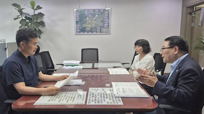 정헌율 전북도 시장·군수협의회 회장(오른쪽)이 12일 더불어민주당 이원택 의원에게 지방교부세 인상을 건의하고 있다.(사진=익산시 제공) *재판매 및 DB 금지