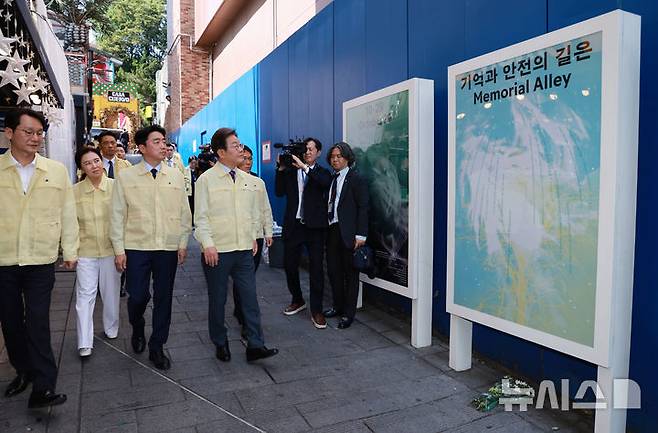 [서울=뉴시스] 고범준 기자 = 이재명 대통령이 12일 서울 용산구 이태원 참사 현장 '10·29 기억과 안전의 길'을 둘러보고 있다. (대통령실통신사진기자단) 2025.06.12. bjko@newsis.com