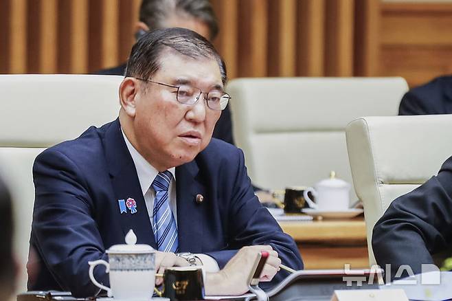 [하노이=AP/뉴시스]이시바 시게루(石破茂) 일본 총리는 12일 미국과의 관세 협상 "조기 합의를 우선한 나머지 일본 국익을 훼손하는 일은 없을 것"이라고 밝혔다. 사진은 이시바 총리가 지난 4월 28일 베트남 하노이 정부 청사에서 열린 회의에 참석해 발언하고 있다는 모습. 2025.06.12.