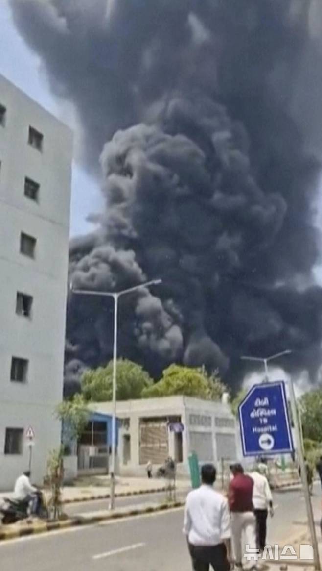 [아마다바드(인도)=AP/뉴시스]인도 구자라트주 아마다바드에서 12일 에어인디아 소속 AI-117 보잉 여객기가 이륙 직후 추락, 거대한 검은 연기가 피어오르고 있다. 이 여객기에는 승객과 승무원 242명이 탑승한 것으로 전해졌다. 2025.06.12.