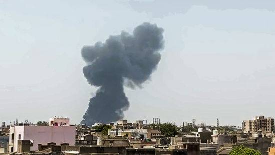 [서울=뉴시스]인도 북서부 구자라트주 최대도시 아마다바드에서 12일 비행기가 추락했다고 인도 PTI 통신이 보도했다. 아마다바드 공항 인근에서 검은 연기가 치솟는 모습. <사진 출처 : 힌두스탄 타임스> 2025.06.12.