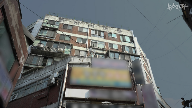 2005년 이한주 국정기획위원장이 일부 대지를 산 서울 영등포 재개발 구역 내 주상복합 아파트. 지난달 서울시에서 재개발 시행 사업계획이 통과했고, 수년 내로 재개발 공사가 시작될 전망이다.&nbsp;