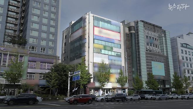 이한주 국정기획위원장이 상가 2채를 보유 중인 경기도 성남시 분당구 야탑동 건물(가운데). 이 위원장은 지난 2001년 이 상가를 매입해 지금까지 임대하고 있다. 임대 수익은 월 500만 원 정도다.&nbsp;