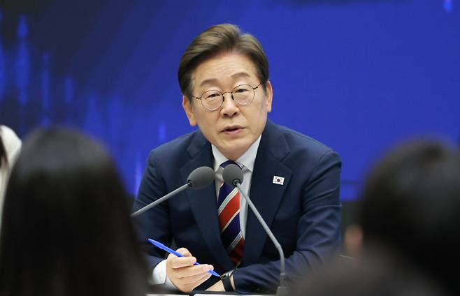 이재명 대통령이 11일 서울 영등포구 한국거래소에서 열린 주식시장 불공정거래 근절을 위한 현장 간담회에서 참석자 질문에 답하고 있다. 연합뉴스