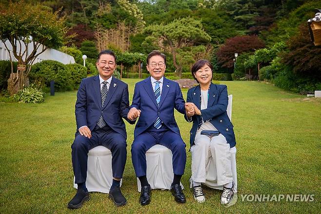 (서울=연합뉴스) 한상균 기자 = 이재명 대통령이 7일 서울 한남동 관저에서 더불어민주당 지도부 초청 만찬에 참석한 김병기, 서영교 의원과 기념촬영을 하고 있다. 두 의원은 당 원내대표 선거에 출마했다. 2025.6.7 [대통령실 제공. 재판매 및 DB 금지] xyz@yna.co.kr 연합뉴스