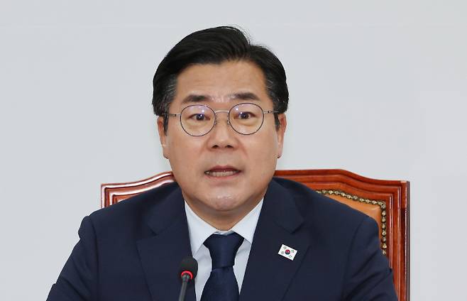 더불어민주당 박찬대 당 대표 직무대행 겸 원내대표가 12일 서울 여의도 국회에서 열린 고별 기자회견에서 퇴임 소회를 밝히고 있다. 연합뉴스