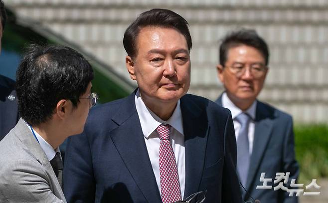 윤석열 전 대통령이 9일 오전 서울 서초구 서울중앙지방법원에서 '내란 우두머리' 혐의 사건 6차 공판에 출석하고 있다. 사진공동취재단
