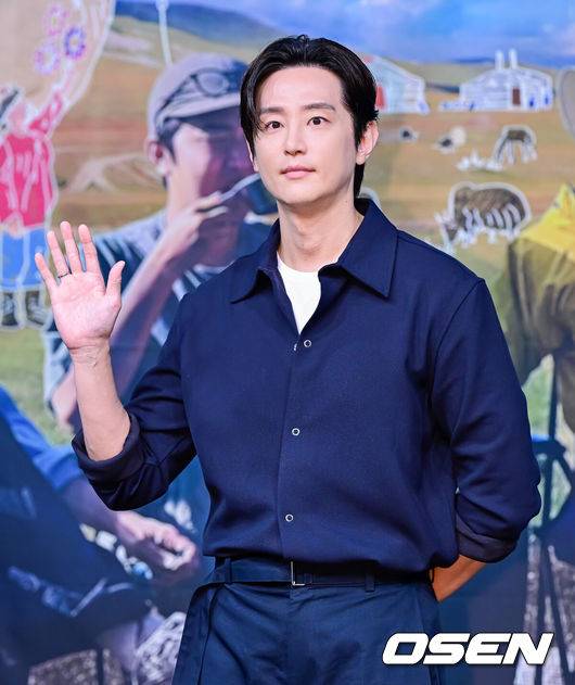 [OSEN=지형준 기자] 15일 오후 서울 상암동 MBC에서 MBC 새 예능 '지구를 닦는 남자들'(약칭 '지닦남') 제작발표회가 열렸다.이날 첫 방송되는 '지구를 닦는 남자들'은 없으면 없는 대로 떠나는 여행을 통해 환경을 돌아보는 신개념 ESG향 여행 프로그램이다. 소비를 줄이는 것이 쓰레기를 줄이는 것이라 외치는 '쓰레기 아저씨' 김석훈의 세계관에서 기획된 프로그램으로, 맏형 김석훈과 함께 '세상 깔끔남' 권율, '중고 마니아' 임우일, '황금 막내' 신재하, '오지 전문 유튜버' 노마드션이 합류했다.배우 권율이 포즈를 취하고 있다. 2024.10.15 / jpnews@osen.co.kr