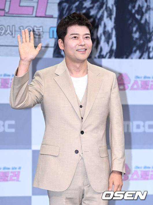 [OSEN=이대선 기자] 3일 오후 서울 마포구 상암 MBC 골든마우스홀에서 MBC&nbsp;예능 프로그램&nbsp;‘송스틸러’ 제작발표회가 열렸다.‘송스틸러’는 갖고 싶은 남의 곡을 대놓고 훔칠 수 있는 기회를 제공하는 신개념 음악 프로그램이다.‘송스틸러’는 오는&nbsp;5월&nbsp;5일 일요일&nbsp;밤&nbsp;9시&nbsp;10분에 첫 방송된다.방송인 전현무가 포즈를 취하고 있다. 2024.05.02 /sunday@osen.co.kr