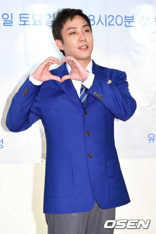 [OSEN=최규한 기자] 19일 오전 서울 신촌의 한 카페에서 채널A 예능프로그램 ‘비행기 타고 가요’ 시즌2 기자간담회가 열렸다.기내 승무원을 꿈꿨던 연예인들이 실제 승무원 업무와 일상에 도전하는 승무원 도전 리얼 버라이어티&nbsp;‘비행기 타고 가요’ 시즌2에는 전작부터 함께한 듬직한 맏형 신현준과&nbsp;만능 웃음 제조기 황제성,&nbsp;그리고 여기에 합류한 예능 치트키 은지원,&nbsp;열정 만수르 유이,&nbsp;똑소리 나는 막내 송윤형이 출연한다.&nbsp;가수 은지원이 참석해 포토타임을 하고 있다. /dreamer@osen.co.kr