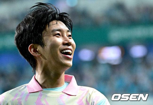 [OSEN=대전, 최규한 기자] 12일 오후 대전월드컵경기장에서 ‘하나은행 자선축구대회’가 열렸다.이번 자선축구대회에서 가수 임영웅은 ‘팀 히어로’의 주장을 맡아&nbsp;90분 간의 활약을 펼친다.&nbsp;임영웅이 구단주로 있는 ‘리턴즈&nbsp;FC’ 선수들과 김영광,&nbsp;조원희,&nbsp;오반석 등의 선수들이 ‘팀 히어로’에 합류했다.&nbsp;이청용,&nbsp;이근호,&nbsp;박주호,&nbsp;지동원,&nbsp;감스트,&nbsp;궤도,&nbsp;말왕 등은 ‘팀 기성용’ 선수로 뛴다.&nbsp;후반 팀 히어로 임영웅이 전원석의 골을 어시스트한 뒤 기뻐하고 있다. 2024.10.12 / dreamer@osen.co.kr