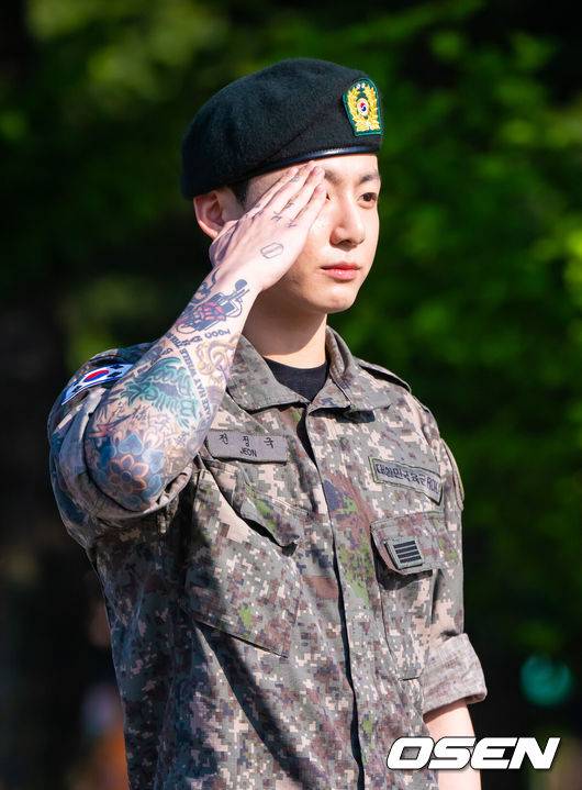 [OSEN=연천, 박준형 기자] 그룹 방탄소년단(BTS)의 지민과 정국이 11일 1년 6개월 간의 군 복무를 마치고 전역했다.지민과 정국은 지난 2023년 12월 육군 현역으로 동반입대해 육군 5사단 포병여단에서 복무해왔다. 팀의 맏형 진은 작년 6월, 제이홉은 작년 10월, RM과 뷔는 전날 각각 전투복을 벗었다. 슈가는 21일 소집해제를 앞두고 있다. BTS 정국이 거수경례를 하고 있다. 2026.06.11 / soul1014@osen.co.kr