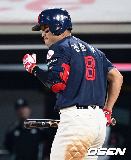 [OSEN=수원, 조은정 기자]12일 오후 수원 KT위즈파크에서 ‘2025 신한 SOL Bank KBO리그’ KT 위즈와 롯데 자이언츠의 경기가 열렸다.이날 홈팀 KT의 선발투수는 소형준, 방문팀 롯데는 김진욱이 나선다.연장 10회초 1사 만루 롯데 전준우가 밀어내기 볼넷으로 리드를 가져오며 기뻐하고 있다. 2025.06.12 /cej@osen.co.kr