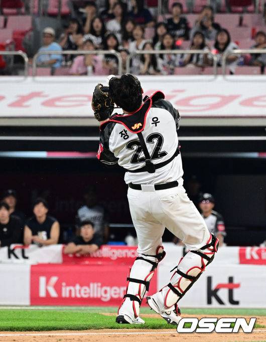 [OSEN=수원, 조은정 기자]12일 오후 수원 KT위즈파크에서 ‘2025 신한 SOL Bank KBO리그’ KT 위즈와 롯데 자이언츠의 경기가 열렸다.이날 홈팀 KT의 선발투수는 소형준, 방문팀 롯데는 김진욱이 나선다.연장 10회초 KT 장성우가 롯데 전민재 뜬공에 포구실책을 범하고 있다. 실책을 틈타 롯데 고승민, 레이예스가 득점을 올렸다. 2025.06.12 /cej@osen.co.kr