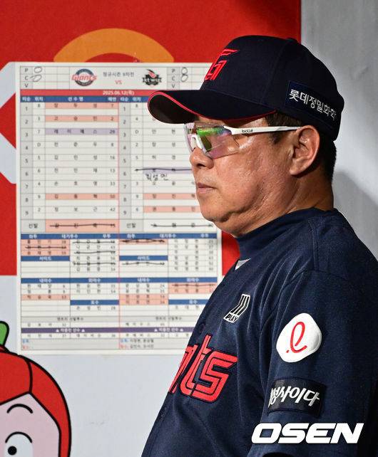 [OSEN=수원, 조은정 기자]12일 오후 수원 KT위즈파크에서 ‘2025 신한 SOL Bank KBO리그’ KT 위즈와 롯데 자이언츠의 경기가 열렸다.이날 홈팀 KT의 선발투수는 소형준, 방문팀 롯데는 김진욱이 나선다.롯데 김태형 감독이 경기를 지켜보고 있다. 2025.06.12