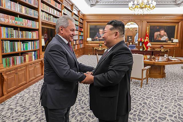 ▲ 북한 김정은 국무위원장이 4일 방북한 세르게이 쇼이구 러시아 국가안보회의 서기를 접견했다. ⓒ로동신문=뉴스1