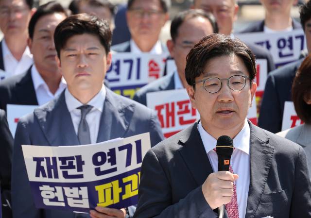 ▲국민의힘 권성동 원내대표가 지난 11일 이재명 대통령의 공직선거법 위반 사건의 파기환송심을 사실상 무기한 연기한 서울고등법원 앞에서 열린 현장 의원총회에서 발언하고 있다. ⓒ연합뉴스