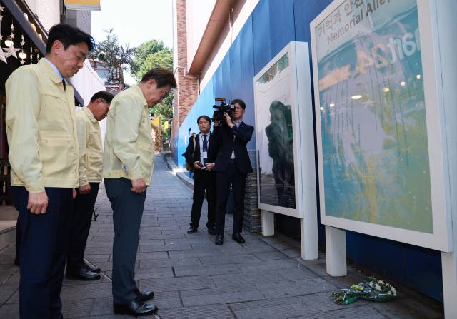 ▲이재명 대통령이 12일 서울 용산구 이태원 참사 현장 '10.29 기억과 안전의 길'에서 헌화 뒤 묵념하고 있다. ⓒ연합뉴스