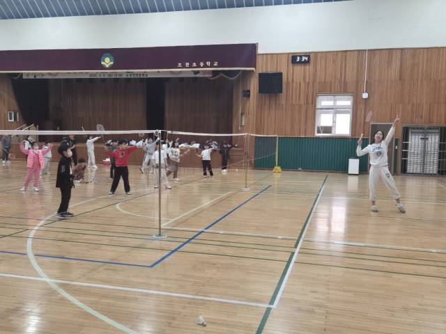 ▲경북교육청은 최근 일부 지역에서 제기된 늘봄학교 강사 채용 과정에서의 특정 민간단체 개입 의혹과 관련해, 도내 모든 초등학교를 대상으로 전수조사를 실시한 결과, 부적절한 사례가 없었다고 12일 밝혔다. 사진은 문경 모전초등학교 배드민턴수업 모습. ⓒ 경북교육청