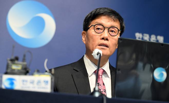 [이창용 한국은행 총재가 29일 서울 중구 한국은행에서 열린 금융통화위원회 금리 결정에 대한 기자간담회에서 발언하고 있다. (사진=연합뉴스)]