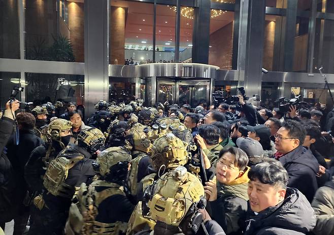 지난해 12월4일 새벽 윤석열 전 대통령의&nbsp;비상계엄&nbsp;선포로 국회 본청에 투입된 계엄군이&nbsp;국회 보좌진들이 대치하고 있다. 뉴스1