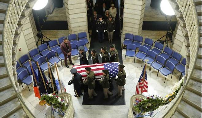 최근 별세한&nbsp;찰스 랭글 전 미국 연방 하원의원의 관이 11일(현지시간) 뉴욕시청의 원형 홀에 안치되고 있다. 민주당 소속인 랭글은&nbsp;뉴욕주를 지역구로&nbsp;46년간 하원의원을 지냈다. AP연합뉴스