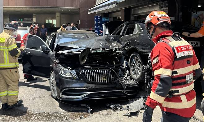 12일 서울 강남구 논현동 한 식당 앞에서 80대 여성이 몰던 승용차가 식당 방향으로 돌진하면서 행인 4명이 다쳤다. 강남소방서 제공