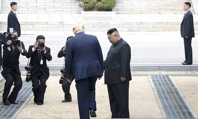 도널드 트럼프 미국 대통령이 집권 2기 출범 후 4개월여 만에 김정은 북한 국무위원장과 대화 재개에 시동을 걸고 있다. 사진은 트럼프 대통령 집권 1기 때인 2019년 6월30일 트럼프 대통령이 김 위원장과 판문점 군사분계선에서 만나 북측으로 넘어가는 모습. 세계일보 자료사진