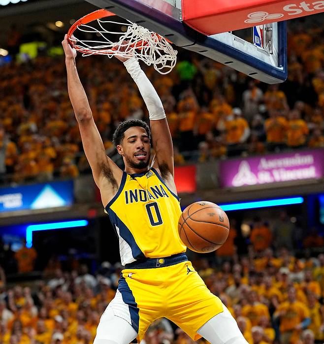 미국 프로농구(NBA) 인디애나 페이서스의 타이리스 할리버튼이 12일 오클라호마시티 선더와의 2024∼2025 챔피언결정전 3차전에서 호쾌한 덩크슛을 터뜨리고 있다. 인디애나폴리스=로이터연합뉴스