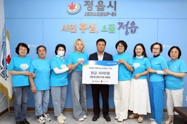 임영웅의 전북 정읍 지역 팬클럽인 ‘영웅시대 정읍무지개방’ 회원들이 지난 10일 정읍시청을 찾아 성금 300만원을 이학수 시장에게 맡기고 있다. 정읍시 제공