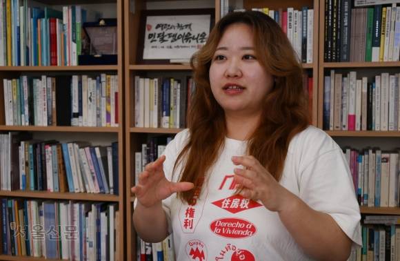 11일 시민단체 ‘민달팽이유니온’의 사무처장 김가원(31)씨가 서울 서대문구 사무실에서 “더이상 집 때문에 목숨을 잃는 일은 없어야 한다”며 전세 사기 피해자들을 위한 실질적인 지원책 마련이 필요하다고 설명하고 있다. 안주영 전문기자