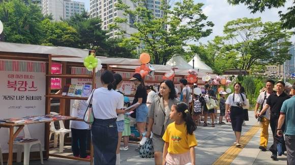 독서문화 행사가 열리고 있는 서울 서초구 서초책있는거리 모습. 서초구 제공