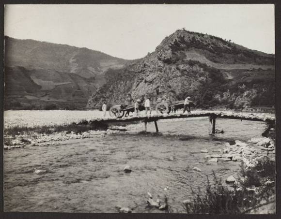 마이어가 같은 해 9월 1일 현재 북한 지역인 함경북도 무산 인근에서 포착한 일상의 모습. 사람들이 소에게 수레를 끌리며 개울 위 나무다리를 건너는 장면이다. 아널드수목원 제공