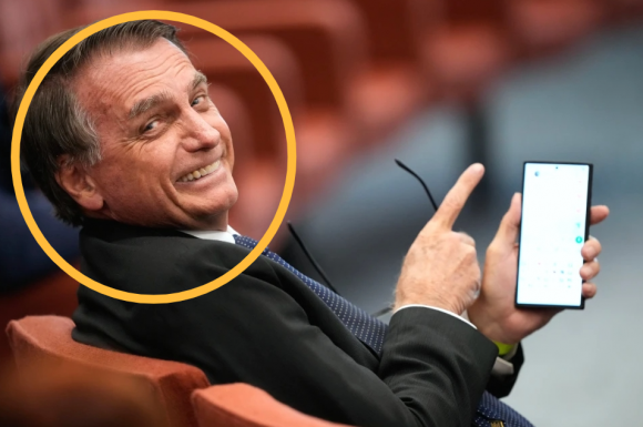 자이르 보우소나루 브라질 전 대통령이 지난 10일 연방대법원 재판에서 휴대전화를 보여주며 웃음을 짓고 있다. 2025. 06. 10 AP 연합뉴스