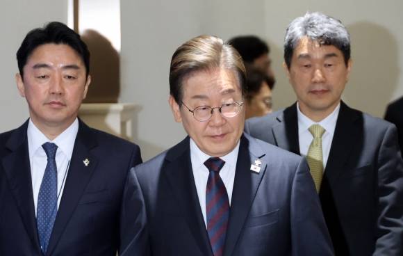 이재명 대통령이 10일 서울 용산 대통령실에서 국무회의에 입장하고 있다. 2025.6.10 연합뉴스