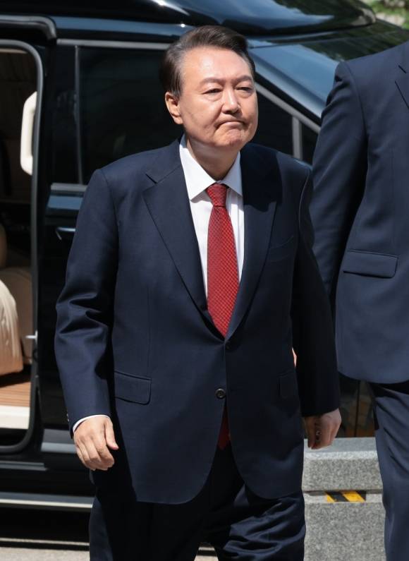 윤석열 전 대통령이 26일 서울 서초구 서울중앙지법에서 열린 내란 우두머리 혐의·직권남용 권리행사 방해 혐의 사건 5차 공판에 출석하고 있다. 2025.5.26 연합뉴스